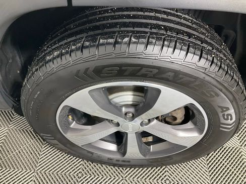 Used 2019 Jeep Cherokee Limited image 7