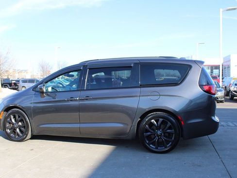 Used 2018 Chrysler Pacifica Touring-L w/ Premium Audio Group image 4