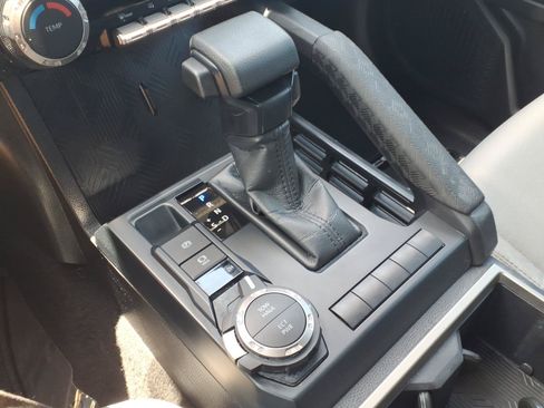 Certified 2025 Toyota Tacoma SR5 AWD/4WD image 19