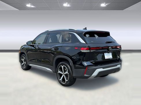 Used 2025 Volkswagen Tiguan SE AWD/4WD image 3