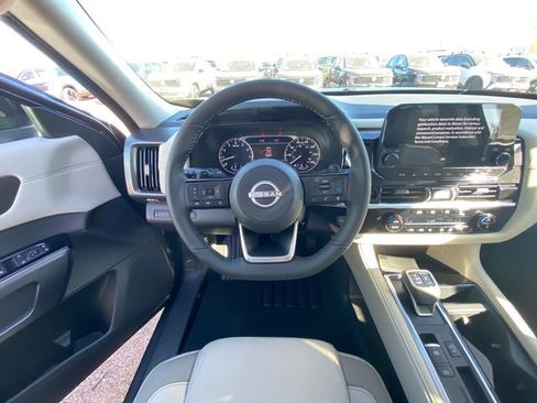 New 2025 Nissan Pathfinder SL image 15