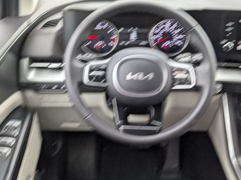 Used 2024 Kia Carnival LX FWD image 15