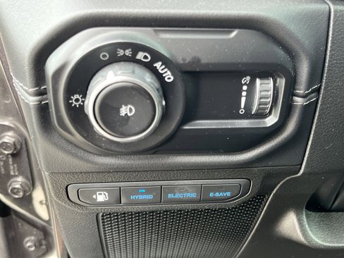 Used 2025 Jeep Wrangler Unlimited Sahara AWD/4WD image 24