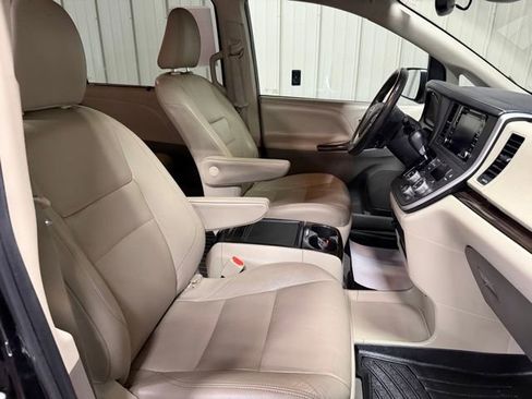 Used 2020 Toyota Sienna XLE FWD image 32