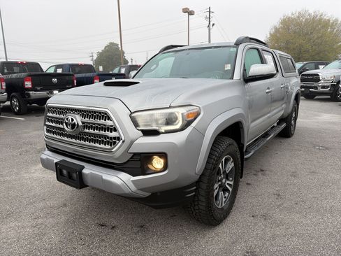 Used 2017 Toyota Tacoma TRD Sport image 2