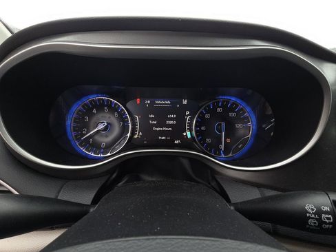 Used 2023 Chrysler Pacifica Touring-L image 9