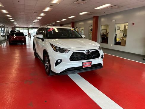 Used 2022 Toyota Highlander XLE AWD/4WD image 2