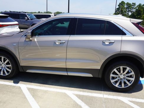 Used 2022 Cadillac XT4 Premium Luxury w/ Enhanced Visibility Package FWD image 6