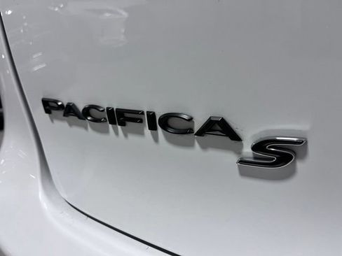 Used 2023 Chrysler Pacifica Limited w/ Uconnect Theater Family Group FWD image 38