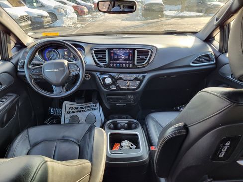 Used 2018 Chrysler Pacifica Touring-L Plus image 10