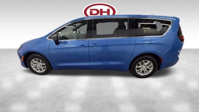 New 2027 Chrysler Pacifica Select FWD image 8