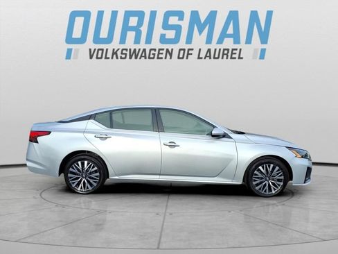 Used 2023 Nissan Altima 2.5 SV image 2