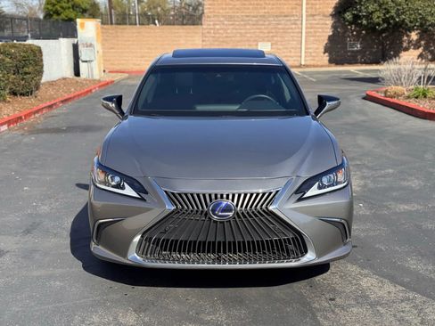Used 2020 Lexus ES 300h w/ Premium Package image 9