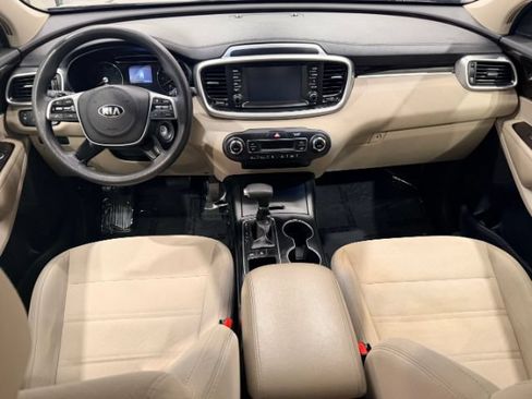 Used 2019 Kia Sorento AWD V6 image 39