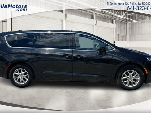 Used 2023 Chrysler Pacifica Touring-L FWD image 2