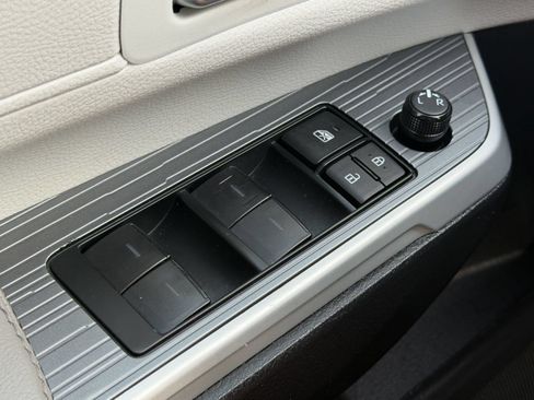 Used 2025 Toyota Sienna XLE FWD image 31