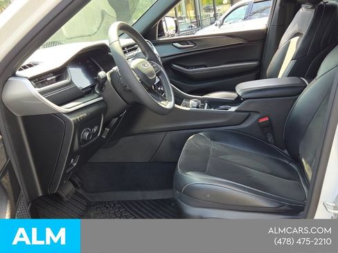 Used 2023 Jeep Grand Cherokee Altitude RWD image 9