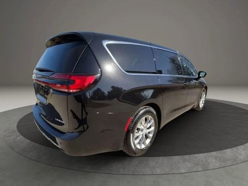 Used 2026 Chrysler Pacifica Limited FWD image 5