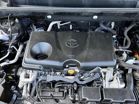 Used 2020 Toyota RAV4 XLE w/ Convenience Package FWD image 33