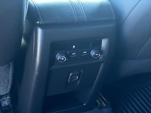 Used 2023 Chevrolet Traverse LT image 35