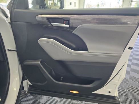 Used 2024 Toyota Highlander Platinum image 46