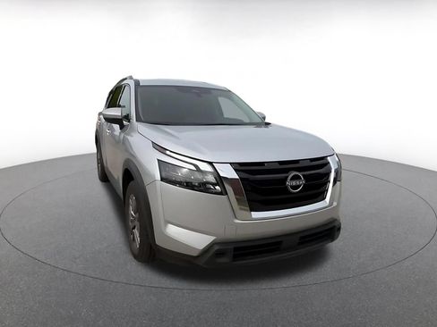 Used 2025 Nissan Pathfinder SV FWD image 3