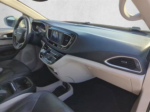 Used 2020 Chrysler Pacifica Touring-L w/ Tire & Wheel Group image 27