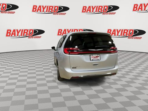 Used 2024 Chrysler Pacifica Touring-L FWD image 8