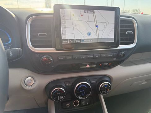 Used 2023 Hyundai Venue Limited FWD image 10