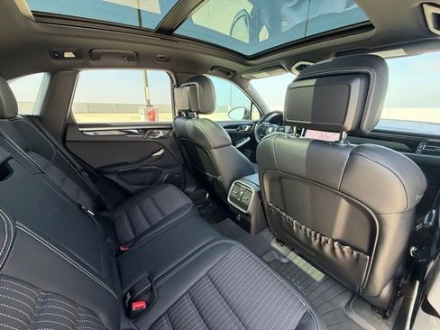 Used 2025 Porsche Macan AWD/4WD image 17