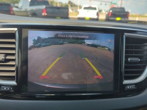 Used 2023 Chrysler Pacifica Touring-L FWD image 14