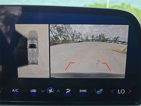 Used 2024 Chevrolet Traverse LT image 19