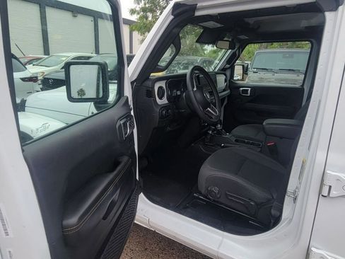 Used 2025 Jeep Wrangler Sahara image 9