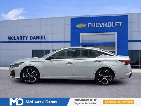 Used 2024 Nissan Altima 2.5 SR FWD image 3