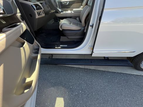 Used 2024 Lincoln Navigator Premiere image 16