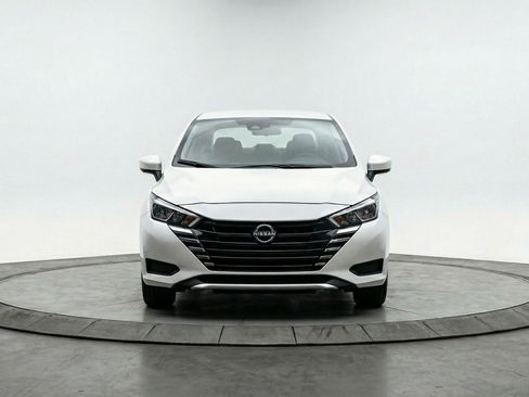 Used 2025 Nissan Versa SV image 2