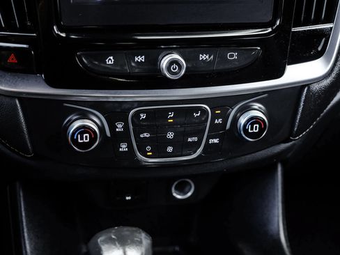 Used 2022 Chevrolet Traverse LT FWD image 31