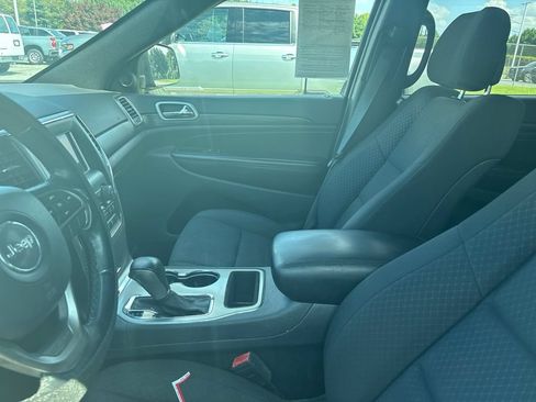 Used 2019 Jeep Grand Cherokee Laredo AWD/4WD image 5