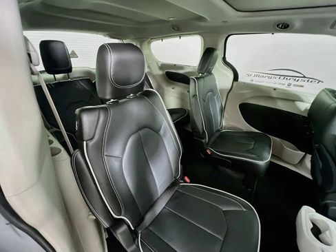 Used 2024 Chrysler Pacifica Limited FWD image 30