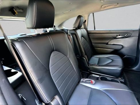 Used 2022 Toyota Highlander XLE AWD/4WD image 25