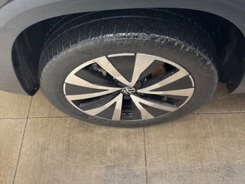 Certified 2022 Volkswagen Taos SE w/ Panoramic Sunroof Package image 9