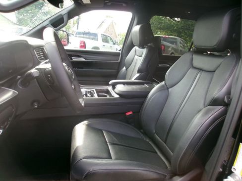 Certified 2024 Jeep Wagoneer Series III w/ Premium Group I AWD/4WD image 7