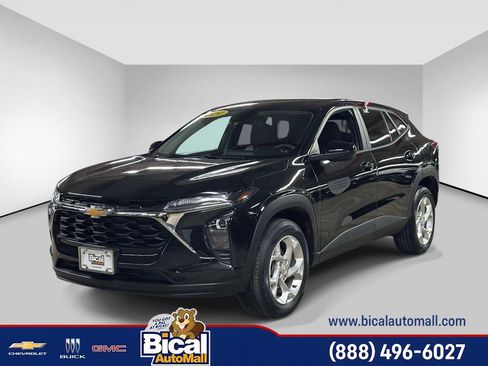 Used 2024 Chevrolet Trax LS w/ LS Convenience Package FWD image 1