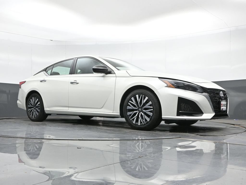 Used 2024 Nissan Altima 2.5 SV FWD image 41