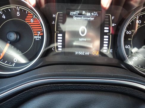 Used 2019 Jeep Cherokee Latitude Plus AWD/4WD image 11