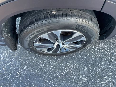 Used 2020 Toyota Highlander XLE AWD/4WD image 8