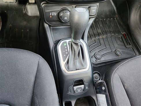 Used 2018 Jeep Renegade Latitude image 15