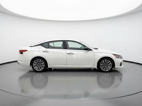 Used 2025 Nissan Altima 2.5 SV FWD image 11