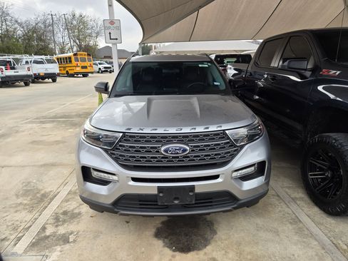 Used 2022 Ford Explorer XLT w/ Equipment Group 202A image 3