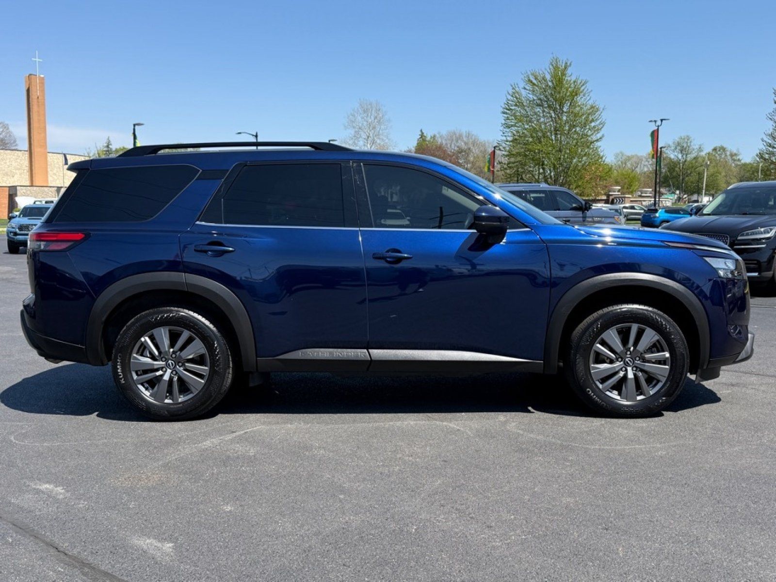 Used 2025 Nissan Pathfinder SV FWD image 9